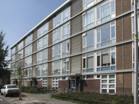 905469 Gezicht op een flatgebouw aan even zijde van de Toermalijnstraat te Utrecht, ontworpen door ...